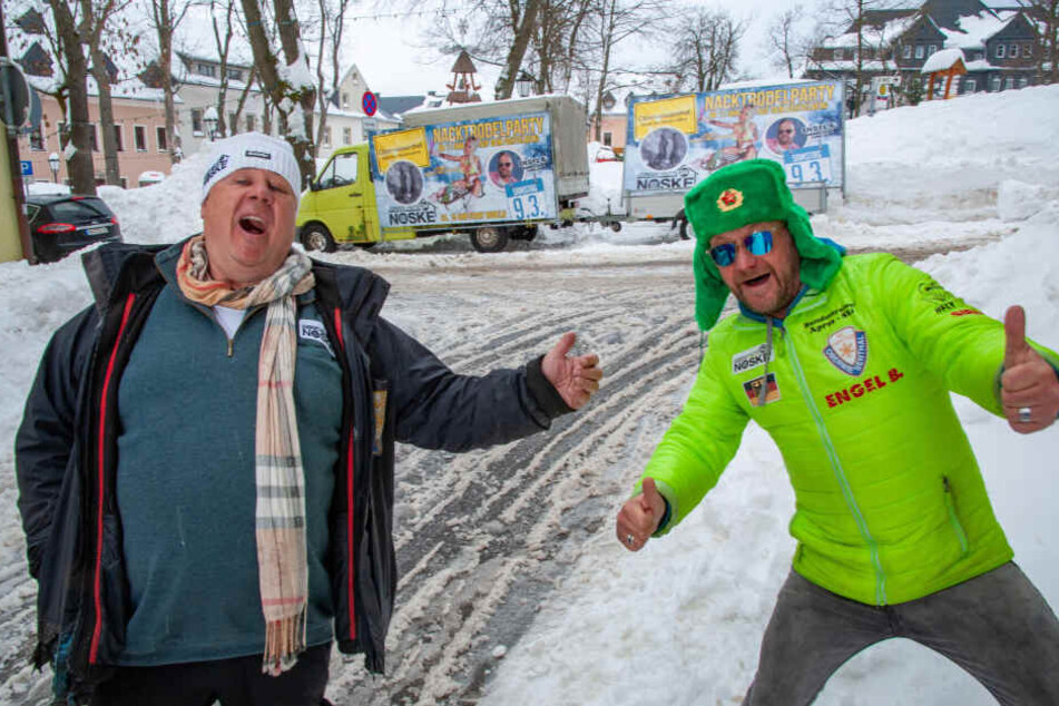 Veranstalter Jochen Nöske (66) und Bundestrainer Engel B. Falk Engert (51) bringen sich am Markt in Partystimmung.