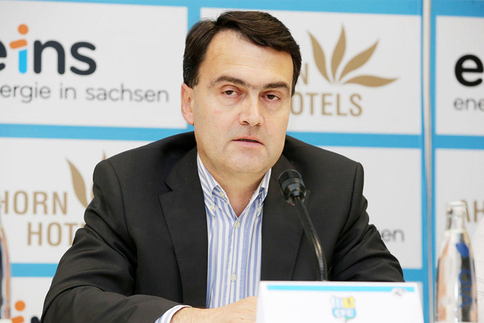 Präsident Mathias Hänel zieht die Konsequenz aus dem klaffenden Finanzloch.