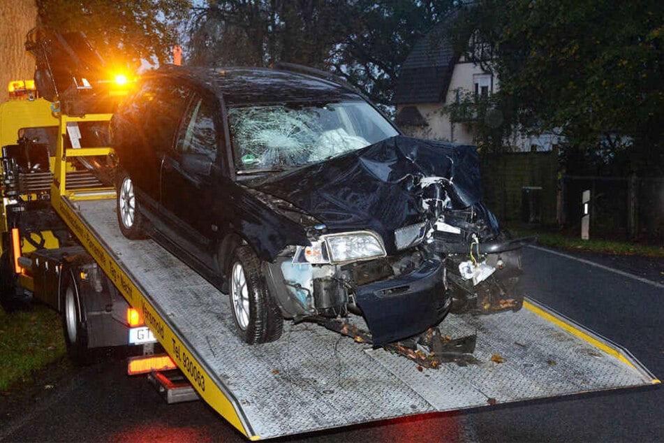 Das Auto wurde stark beschädigt.