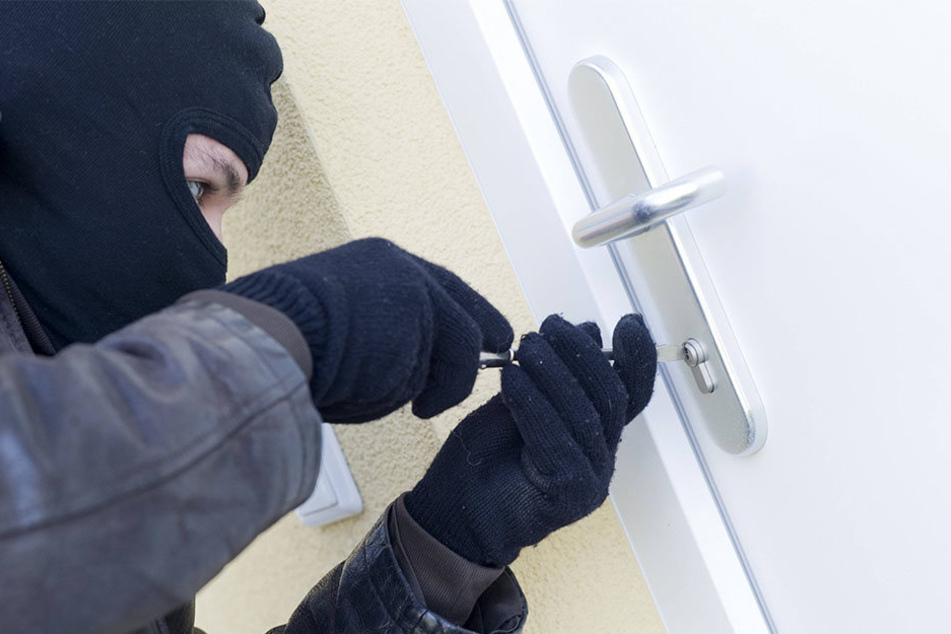 Der unverschämte Täter brach die Wohnungstür auf, räumte die Wohnung leer und hauste anscheinend tagelang in ihr (Symbolbild).
