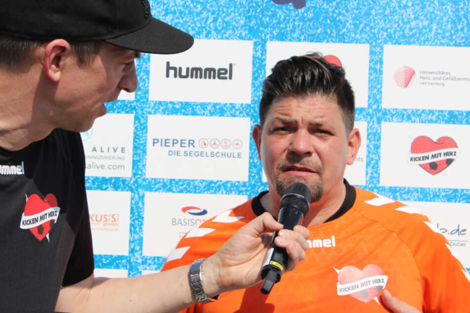 Tim Mälzer (rechts) im Gespräch mit Moderator Steffen Hallaschka.