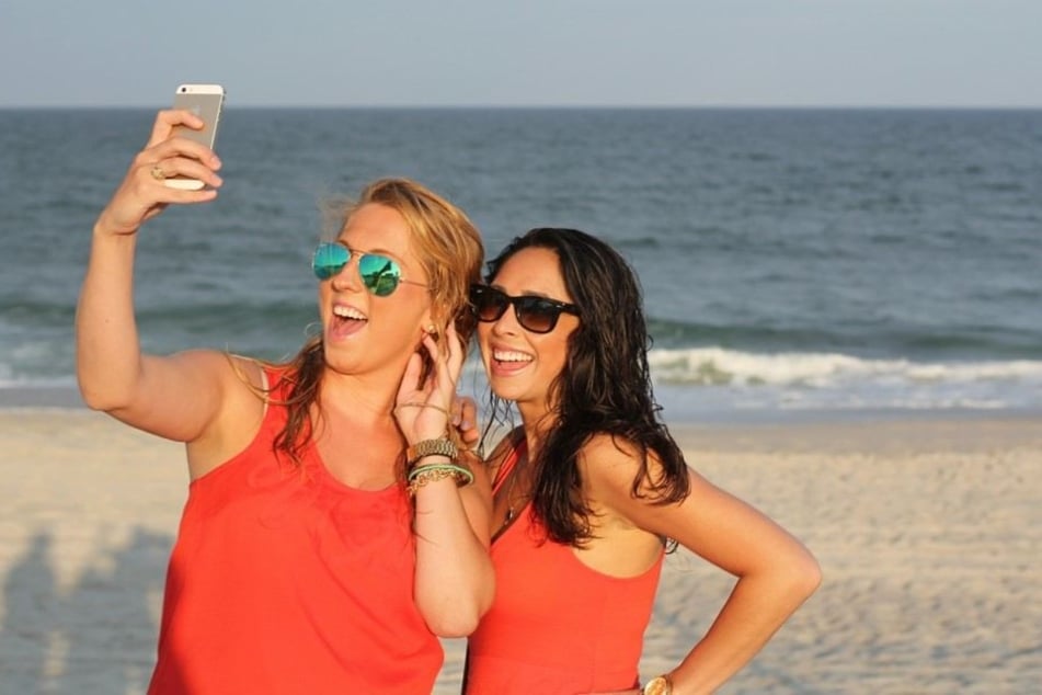 Der Selfie-Trend ist gerade auf Reisen ungebrochen - dies sorgt für tolle Fotos im Social-Media Bereich.