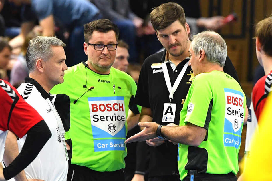 Rico Göde, hier beim Spielabbruch gegen Hamm mit den Schiris im Gespräch, ist neuer HCE-Chefcoach