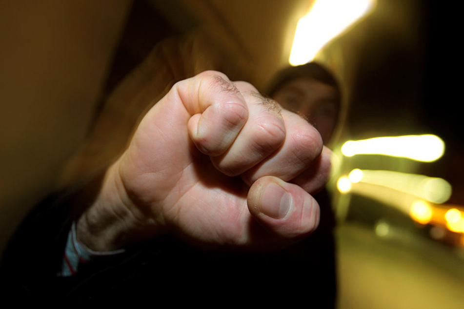 Inwiefern der 32-jährige Begleiter verletzt wurde, ist nicht bekannt. (Symbolbild)