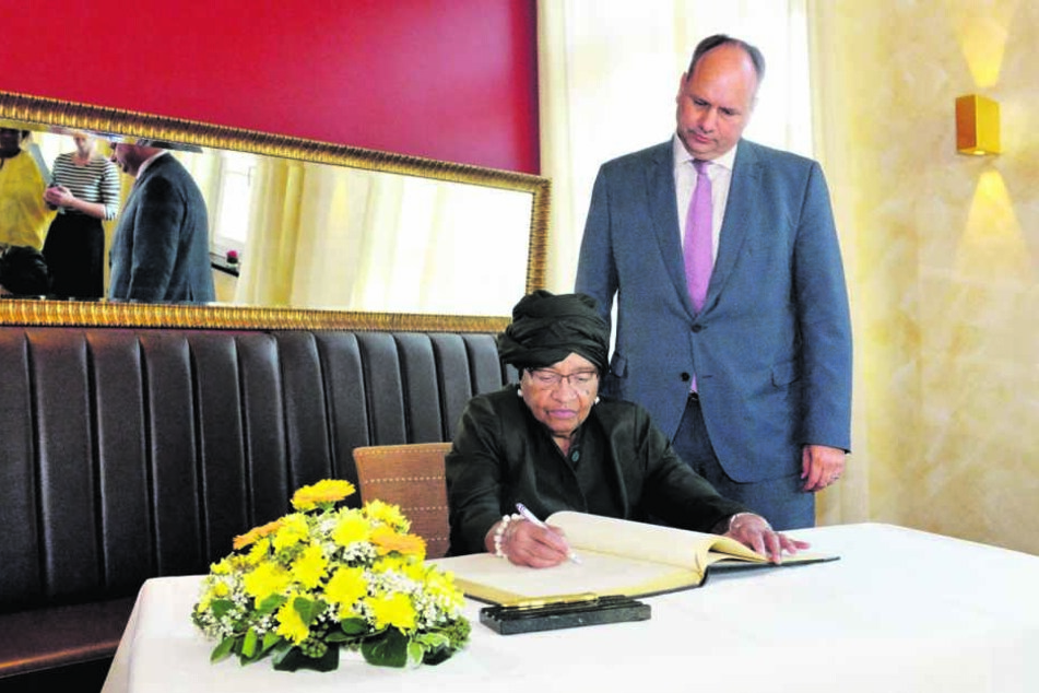 Vor den Augen von Bürgermeister Dirk Hilbert (47, FDP) trug sich Ellen Johnson Sirleaf (80) in das Goldene Buch der Stadt ein.