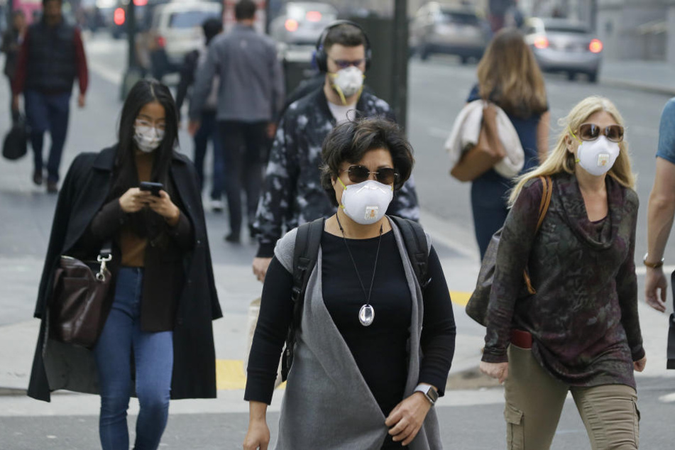 Die Menschen in San Francisco tragen Masken, um sich vor dem Rauch zu schützen. Die Behörden gaben eine Warnung heraus, dass die Luftqualität beeinträchtigt ist.