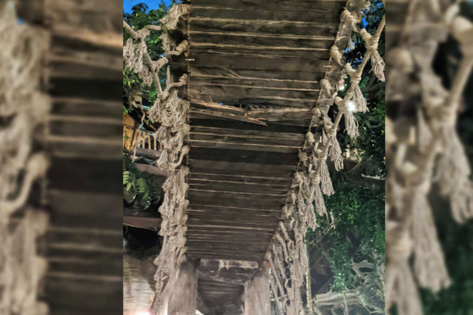 Eine Latte der Hängebrücke ist komplett durchgebrochen.