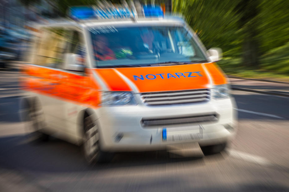 Die beiden Insassen des Skoda wurden bei dem Crash verletzt und mussten medizinisch behandelt werden. (Symbolbild)