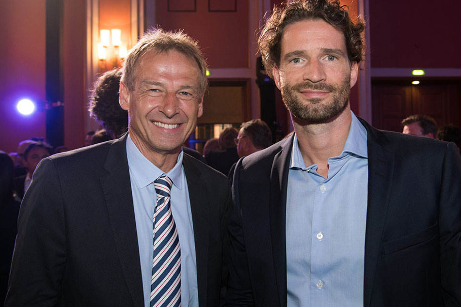 Arne Friedrich posiert neben Jürgen Klinsmann beim 125-jährigen Hertha-Jubiläum.