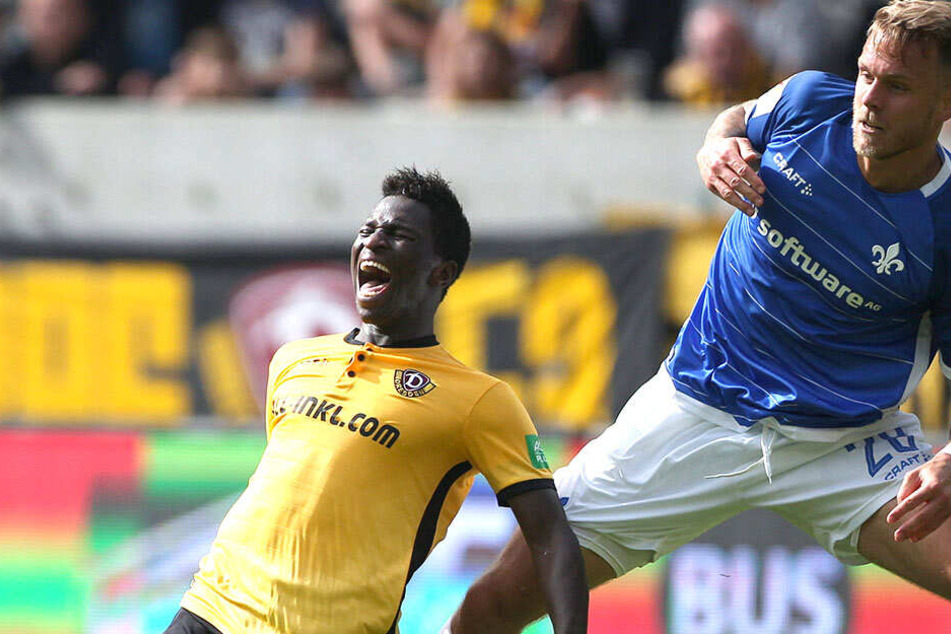Moussa Koné (l.) wird von Ex-Dynamo Marcel Franke (jetzt Darmstadt) in die Knie gezwungen. Liegen die Schwarz-Gelben einmal am Boden, stehen sie nur selten wieder auf.