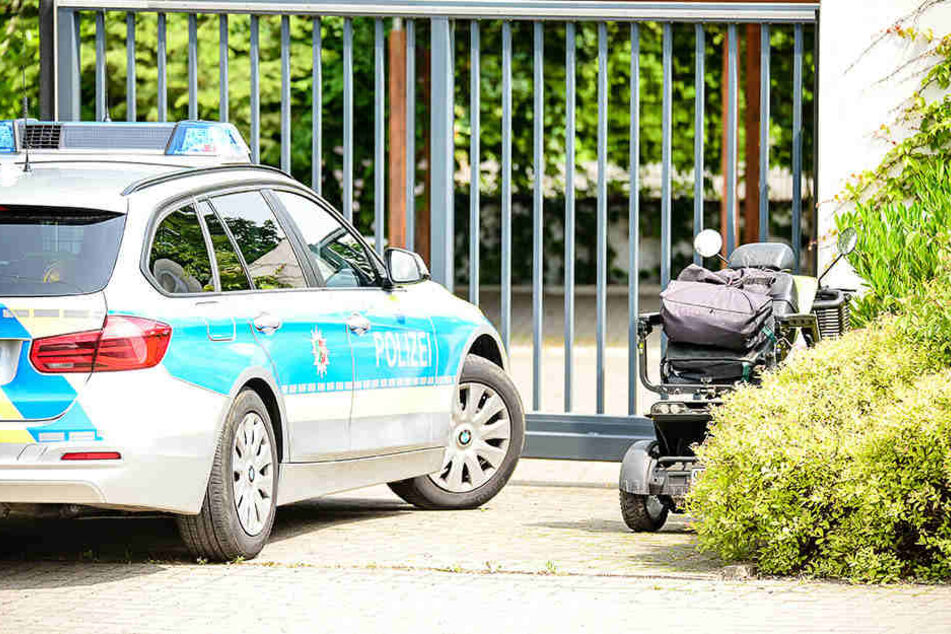 Die Polizei sperrte den Gehweg wegen des Rollstuhls ab.