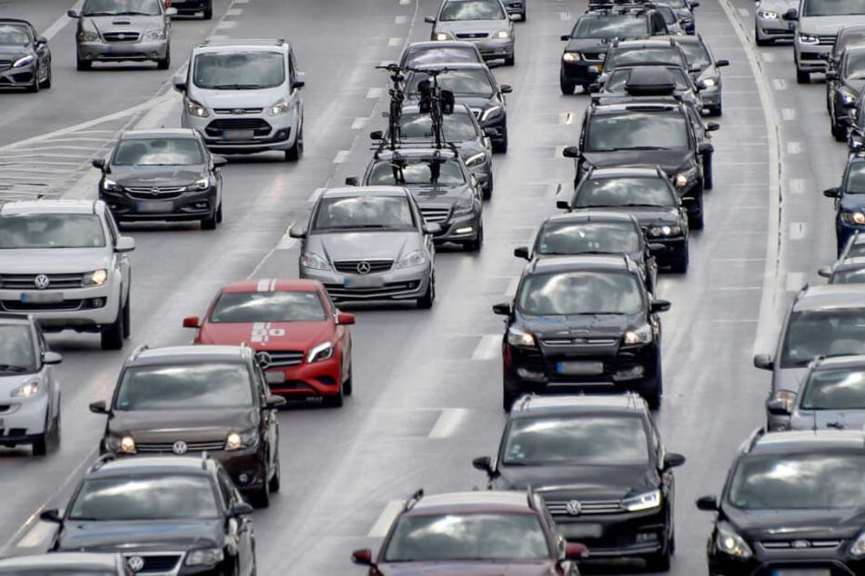 Autos stehen dicht aneinander gereiht im Stau. (Symbolbild)