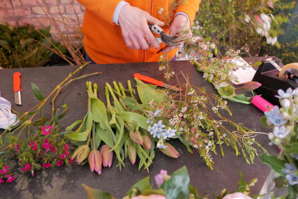 Ein Blumenladen in Borna bei Leipzig ist am Sonntagabend überfallen worden. Dank einer mutigen Verkäuferin verschwand der Täter ohne Beute.