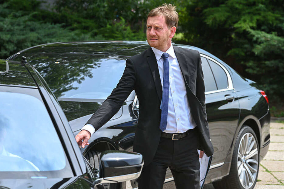 Ein Termin jagt den anderen. MP Michael Kretschmer (44) steigt in seine gepanzerte Dienst-Limousine.