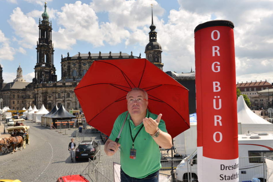 Regen oder Sonnenschein? Stadtfest-Veranstalter Frank Schröder ist vorbereitet.