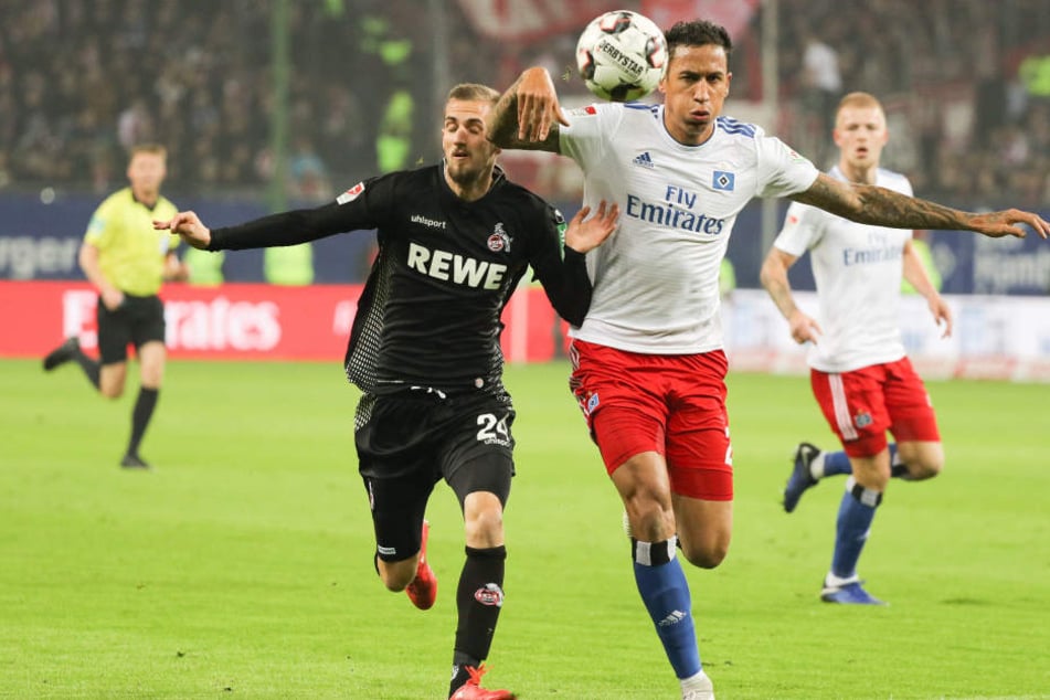 Kölns Dominick Drexler im Duell mit dem Hamburger Leo Lacroix.