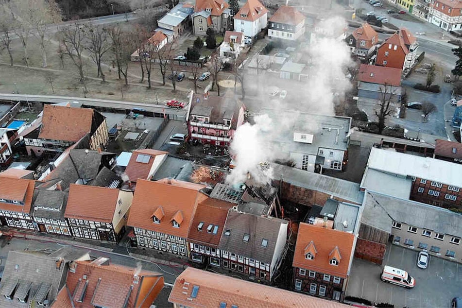 Weil sich das Hotel mitten in der historischen Altstadt befindet, hatte die Feuerwehr Schwierigkeiten, an den Brand heranzukommen.