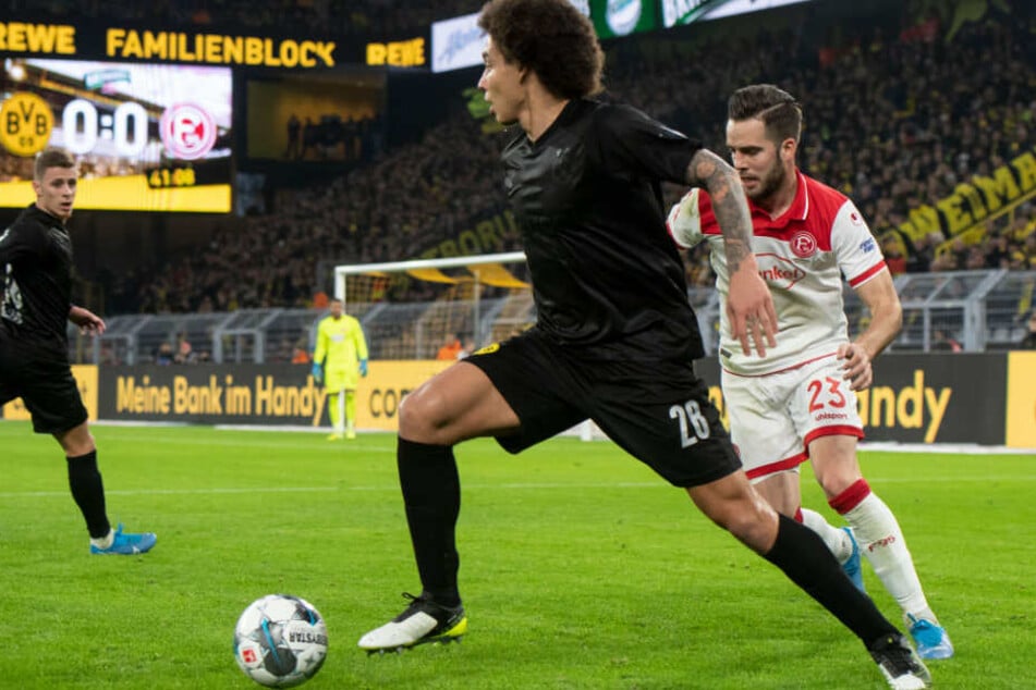 Axel Witsel im Zweikampf mit Zweikampf mit Düsseldorfs Niko Gießelmann (r.).