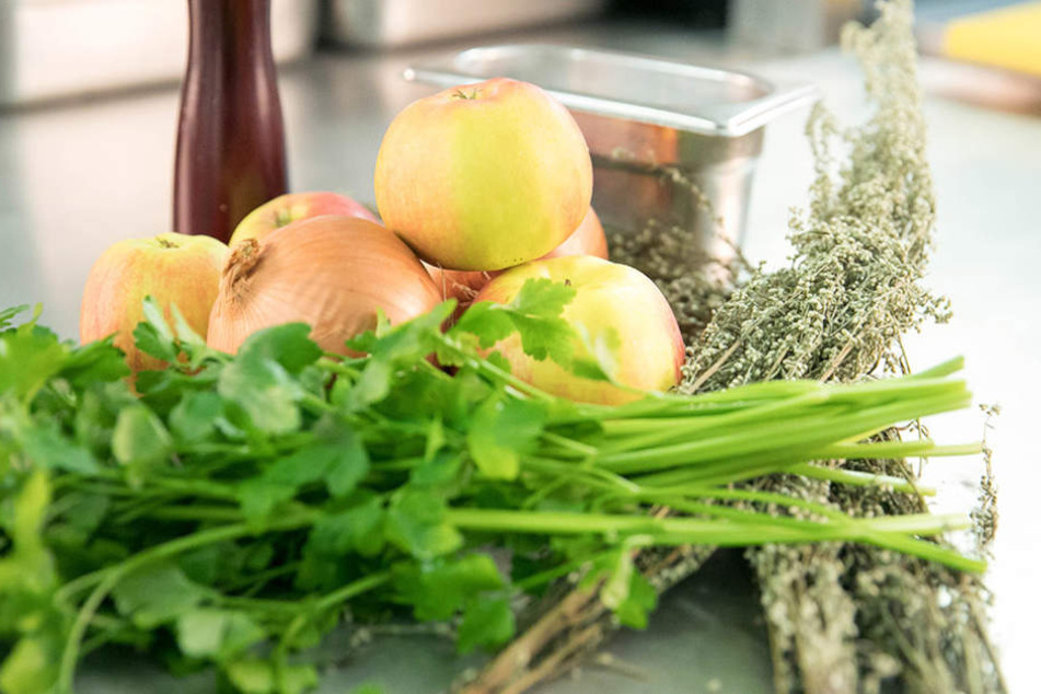 Zwiebel, Beifuß, Apfel und Blattpetersilie: In der Genusswerkstatt wird nach
Großmutters Rezepten gekocht und gewürzt.