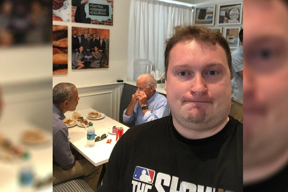 Dies ist kein gewöhnliches Selfie, denn im Hintergrund sitzen zwei Berühmtheiten.
