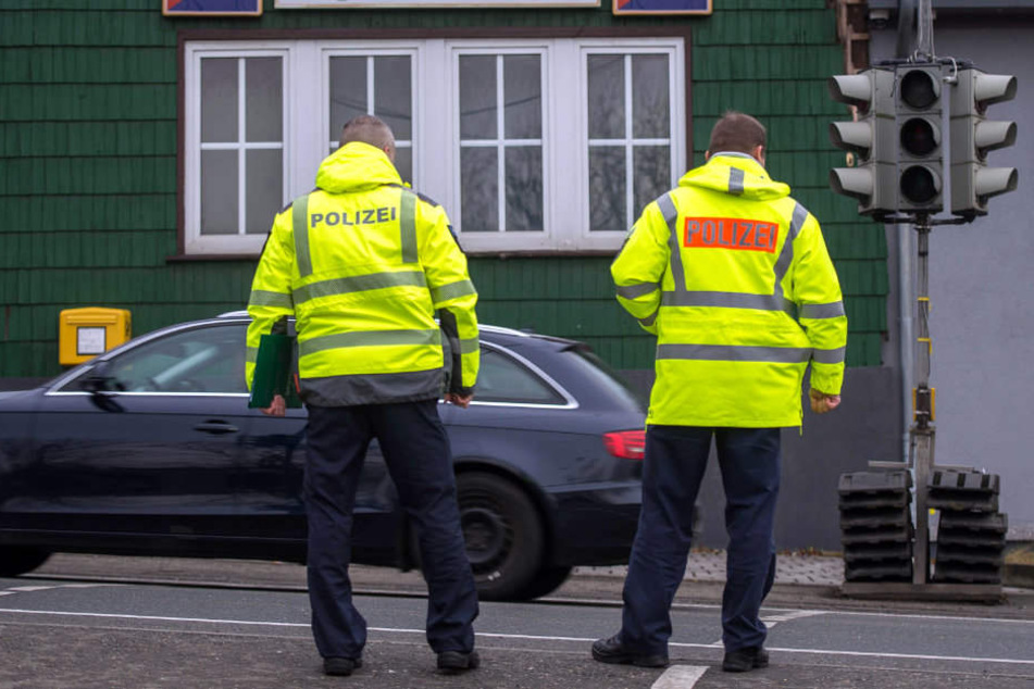 Nach dem tragischen Unfall begutachten Polizisten die Unfallstelle genauer.