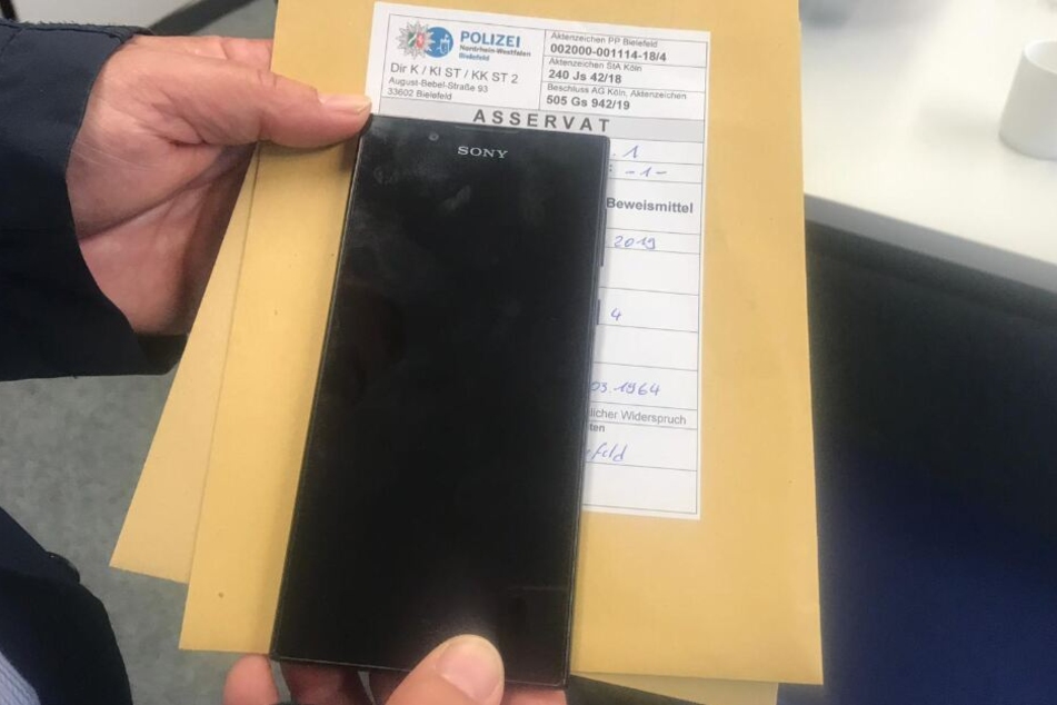 Lediglich ein Smartphone nahm der Staatsschutz zur weiteren Auswertung mit.