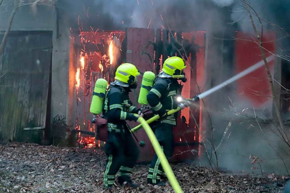 Die Feuerwehr beim Löschen der brennenden Baracke.