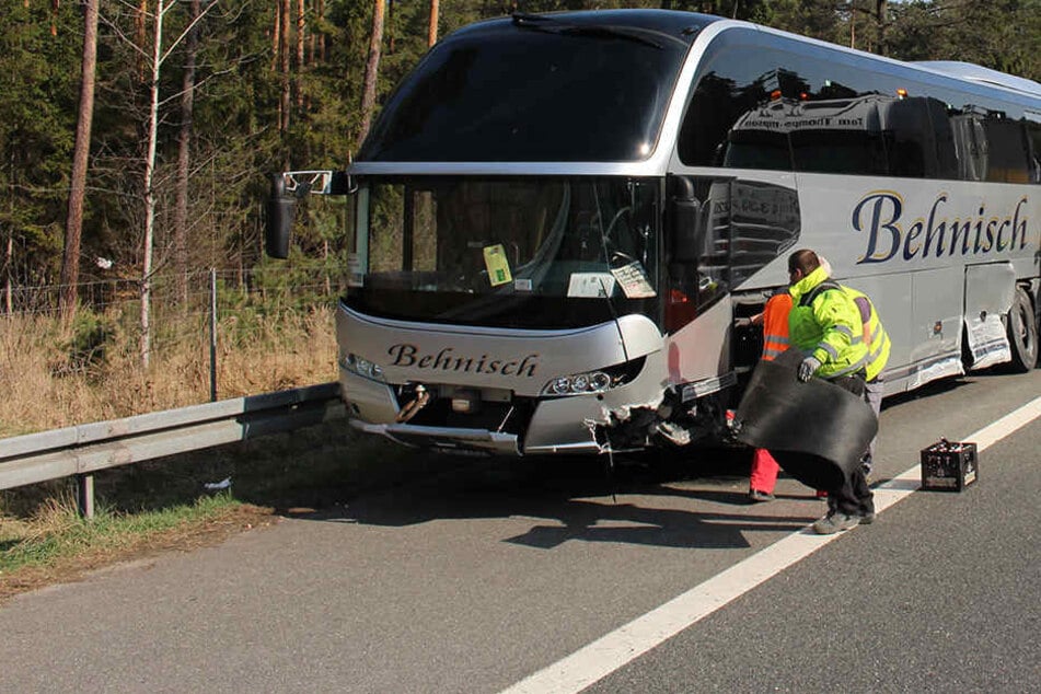 Vermutlich führte ein Reifenplatzer zum Unfall.