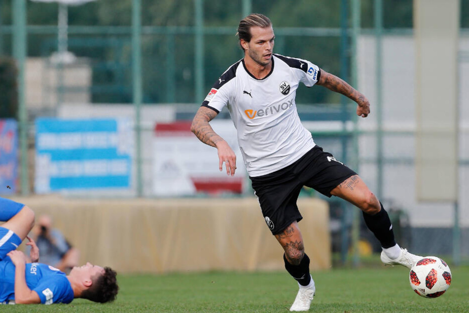 Dennis Diekmeier ist wieder in seinem Element. Seit Anfang Januar steht er für den SV Sandhausen auf dem Platz.