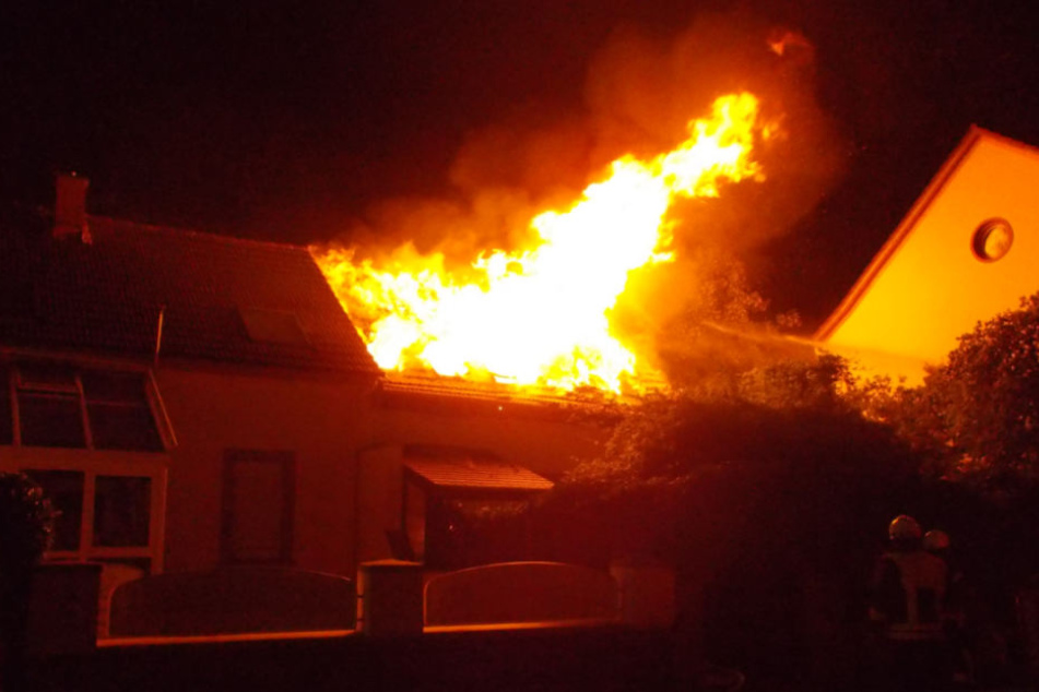 Die Einsatzkräfte kämpften drei Stunden lang gegen das Feuer.