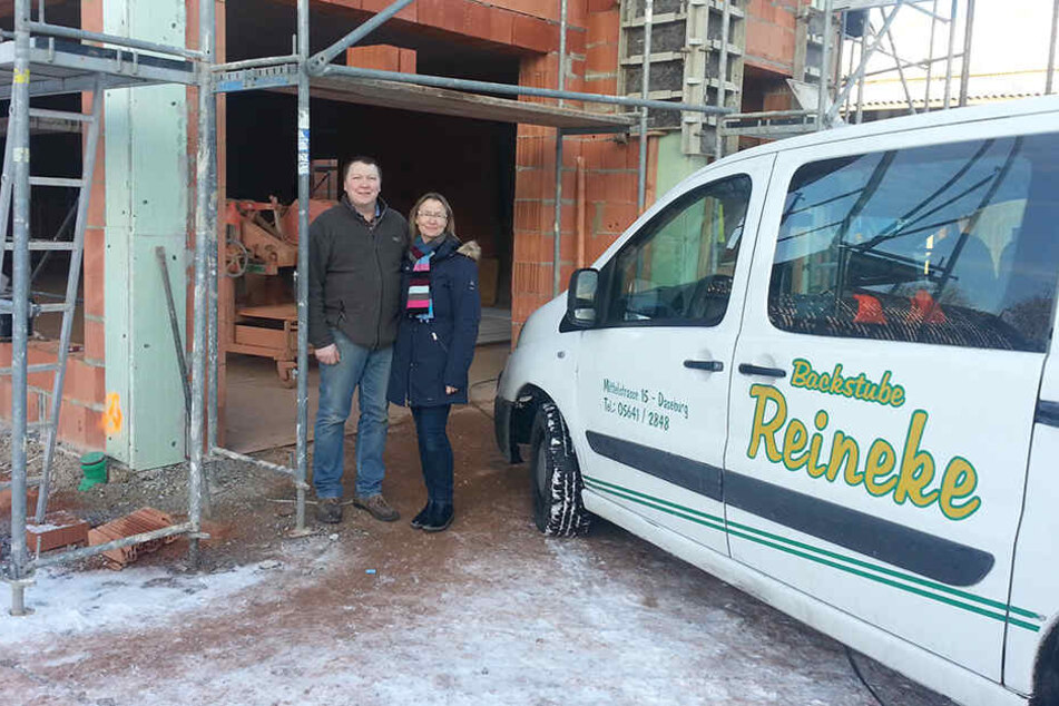 Guido und Silke Reineke sind voller Tatendrang: Hier soll der Drive-In-Schalter entstehen.
