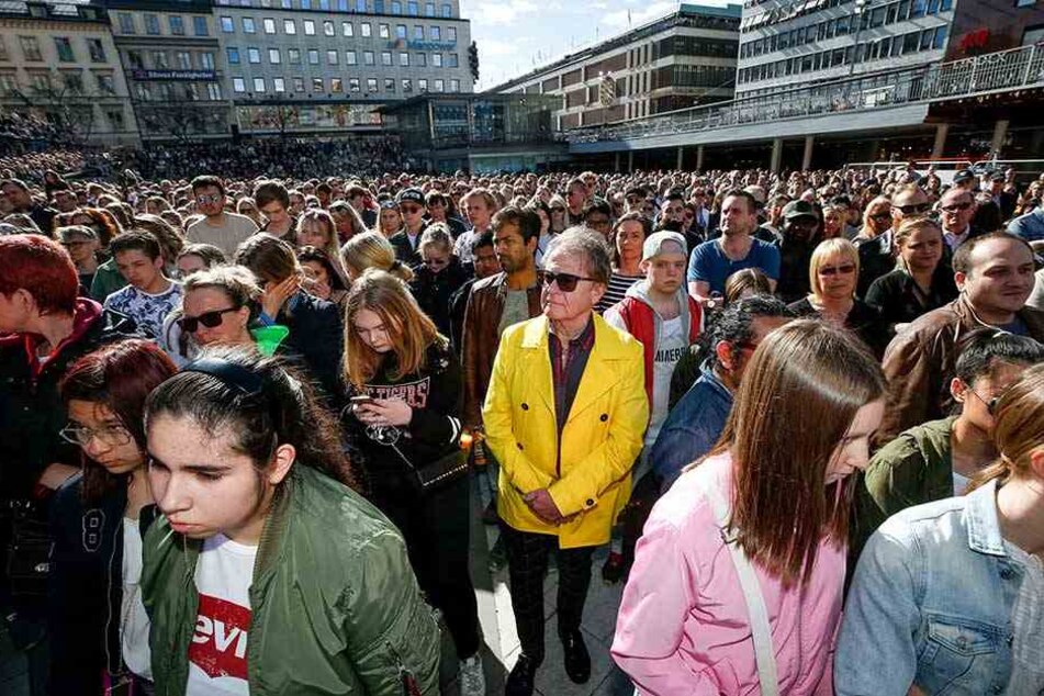 Tausende Menschen versammelten sich in der Innenstadt von Stockholm, um Abschied von Avicii zu nehmen.