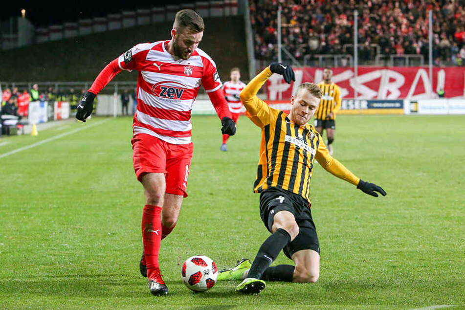 Zwickaus Morris Schröter (l.) kämpft mit Großaspachs Korbinian Burger um den Ball.