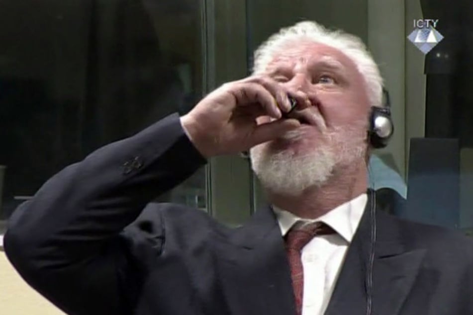 Slobodoan Praljak nahm Gift aus einem Flakon vor dem UN-Tribunal.