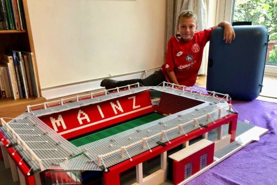 Joe Bryant posiert mit seinem neu gebauten Mainz-Stadion