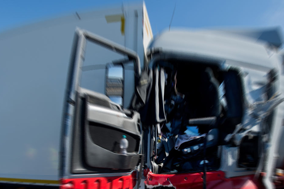 Ein Lkw soll auf einen anderen Lkw aufgefahren sein. (Symbolbild)