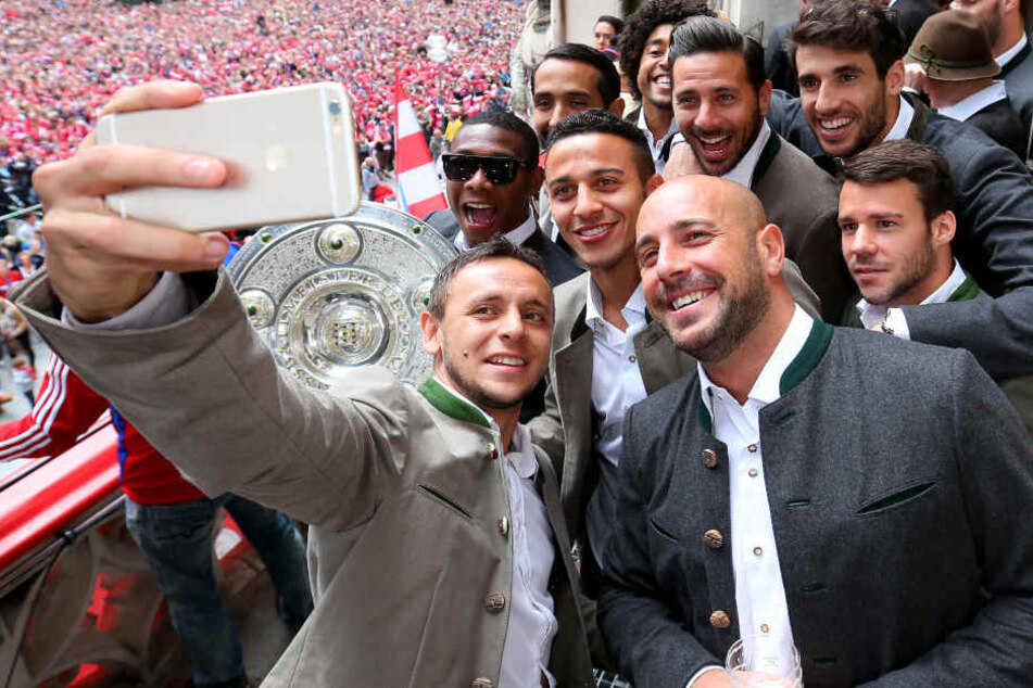 Pepe Reina (r.) steht im Verdacht, Kontakte zur italienischen Mafia zu unterhalten.