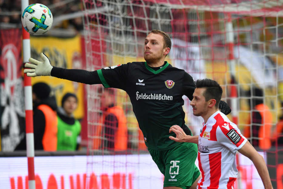 Torwart Marvin Schwäbe rettet hier in der 37. Minute gegen Steven Skrzybski.