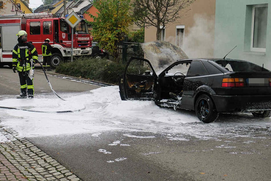 Der VW brannte komplett aus.