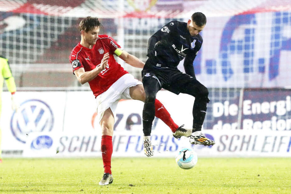 Von 2011 bis 2017 schnürte Robert Paul (l., hier gegen den Duisburger Andreas Wiegel) für den FSV Zwickau die Töppen.