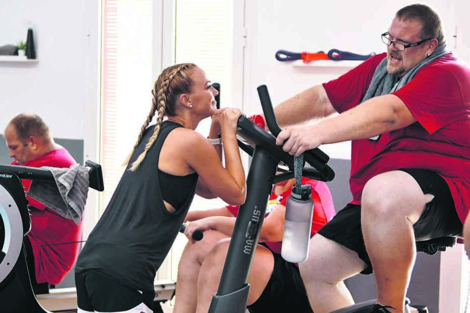 Wird man ihn nach Ende der Staffel noch wiedererkennen? Mario Pohl (39) rückt mit Personal-Trainerin Mareike Spaleck tapfer seinen überzähligen Pfunden zu Leibe.
