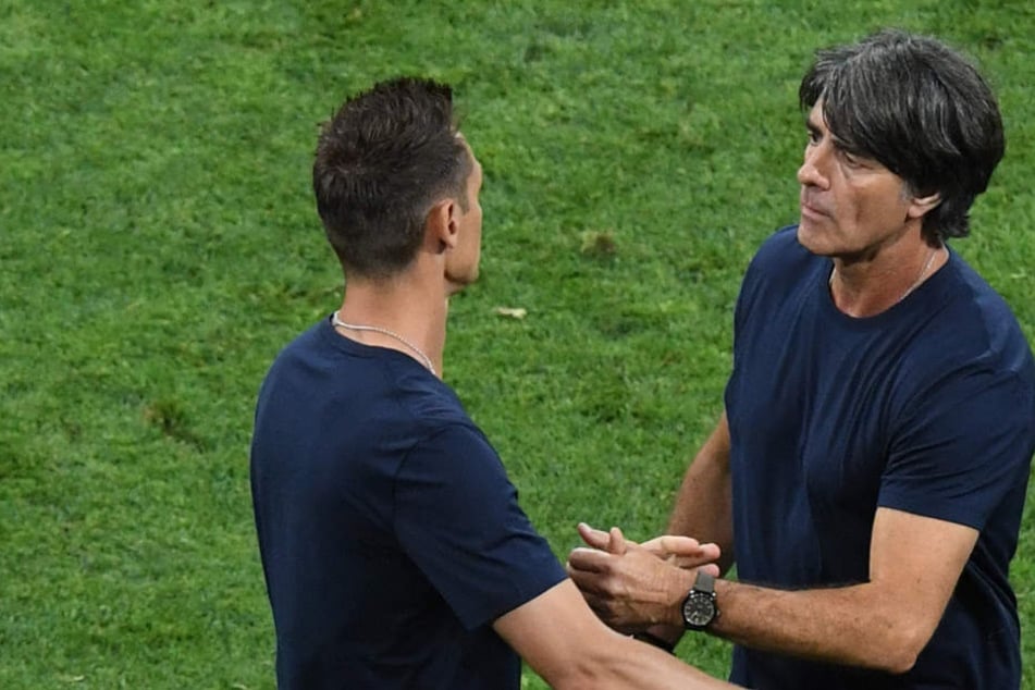 Bei der WM 2018 war Miroslav Klose (l) Assistenztrainer unter Joachim Löw (r).