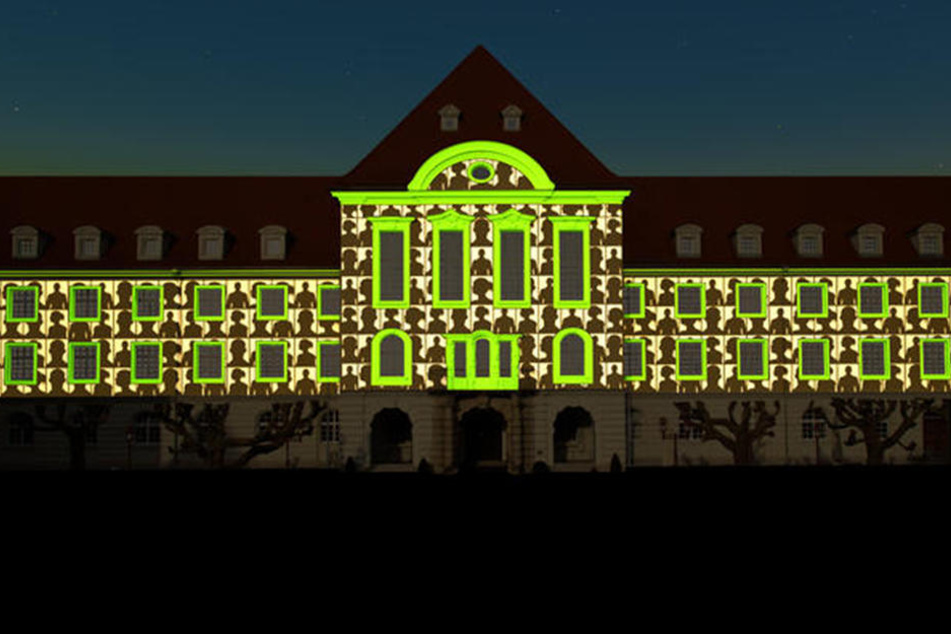 Noch zieren Silhouetten als Platzhalter das Rathaus. Ab dem 7. Februar werden hier Fotos von Bürgerinnen und Bürgern projiziert.