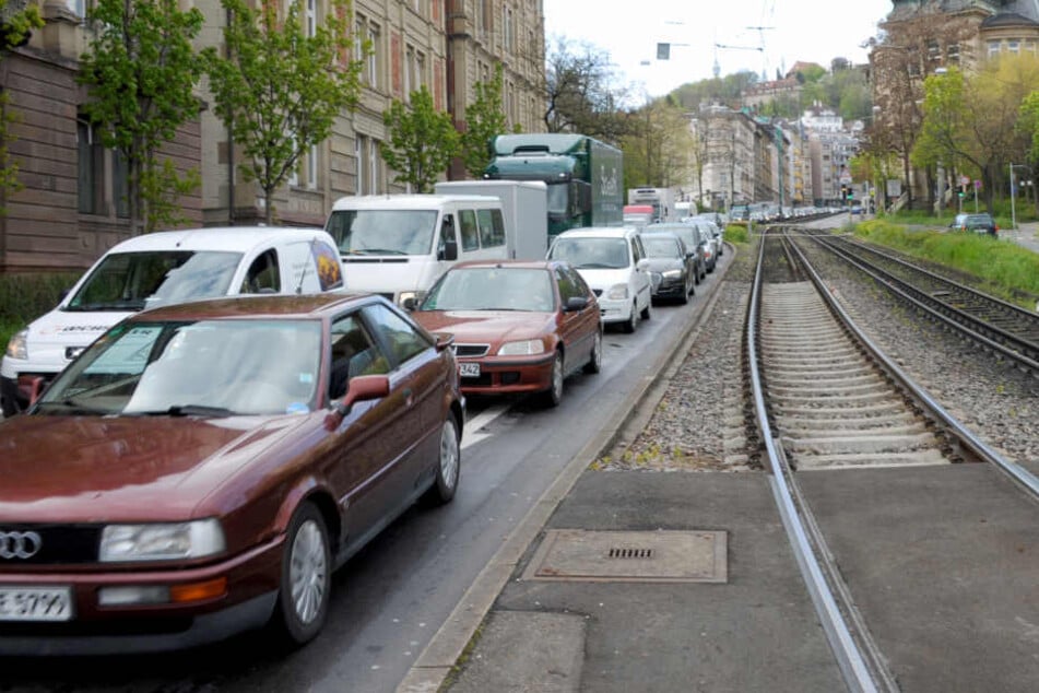 Auf dem Gleis festgefahren: Bis der Wagen geborgen war, musste der Bahnverkehr umgeleitet werden. (Symbolbild)
