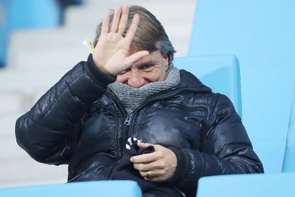 Dick eingemummelt schaute sich CFC-Trainer Horst Steffen die
deutsche „U 20“-Partie gegen Italien an.