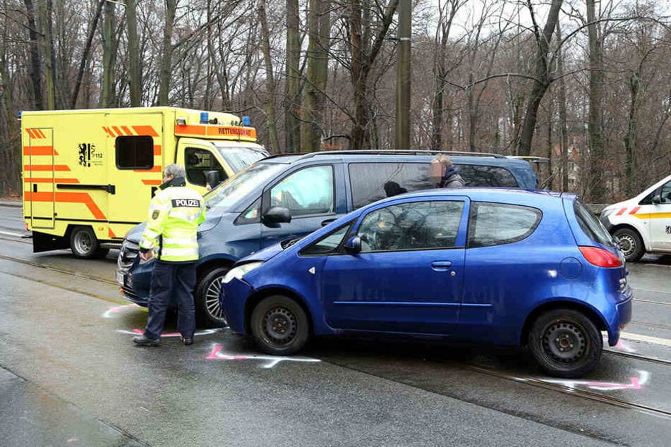 Die Fahrerin des Mitsubishis musste leicht verletzt ins Krankenhaus.