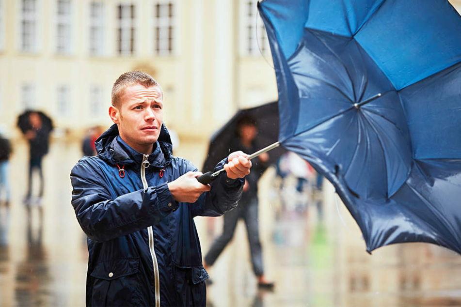Schlechte Kombi: Bei starken Sturmböen und Regen hilft oft auch kein Regenschirm mehr.
