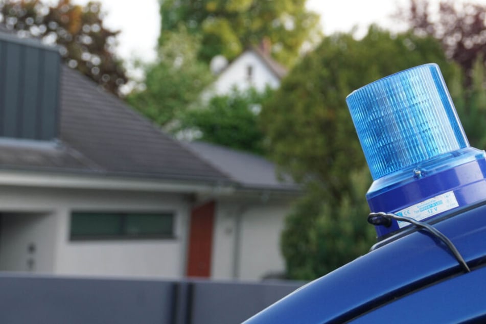 Ein Blaulicht vor dem Haus in Tiefenbronn.