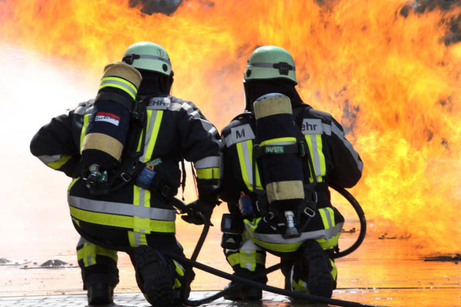 Das Fahrzeug war beim Eintreffen der Feuerwehr schon komplett ausgebrannt. (Symbolbild)