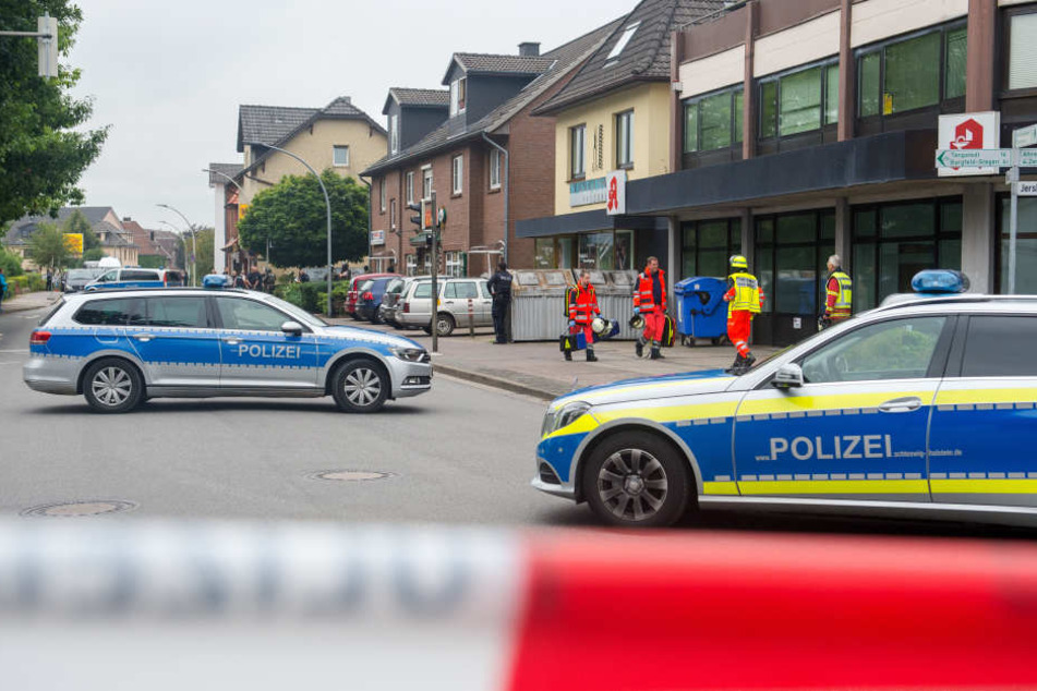 Polizei- und Rettungskräfte stehen am 12.08.2016 in Bargteheide vor dem Tatort. (Archivbild).